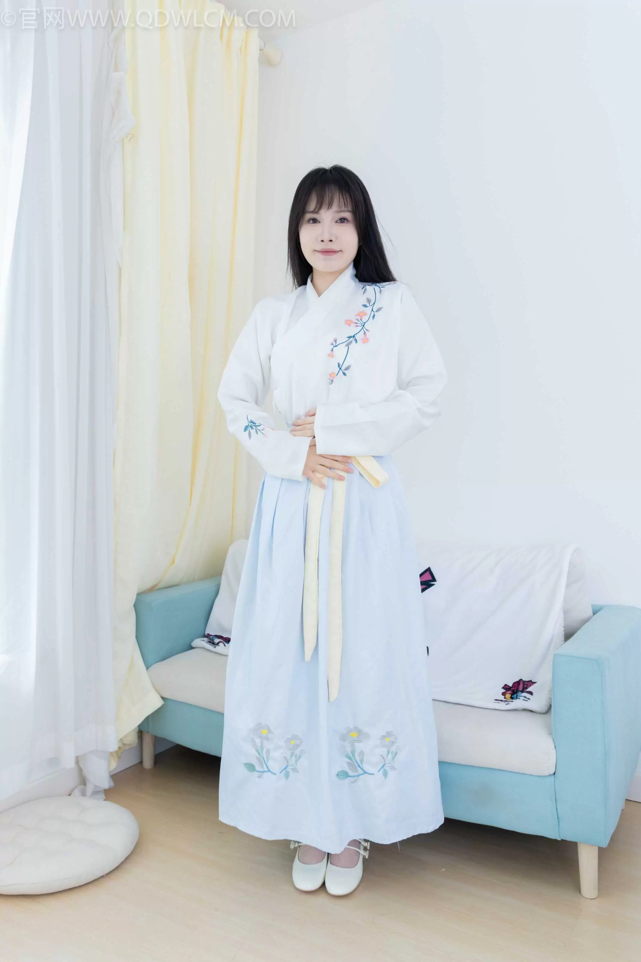 物恋传媒 NO.2270 小酒-高跟鞋、布鞋、白棉足袋、汉服[191P-1V-4.94G] - 秀人网免费无水印在线套图写真