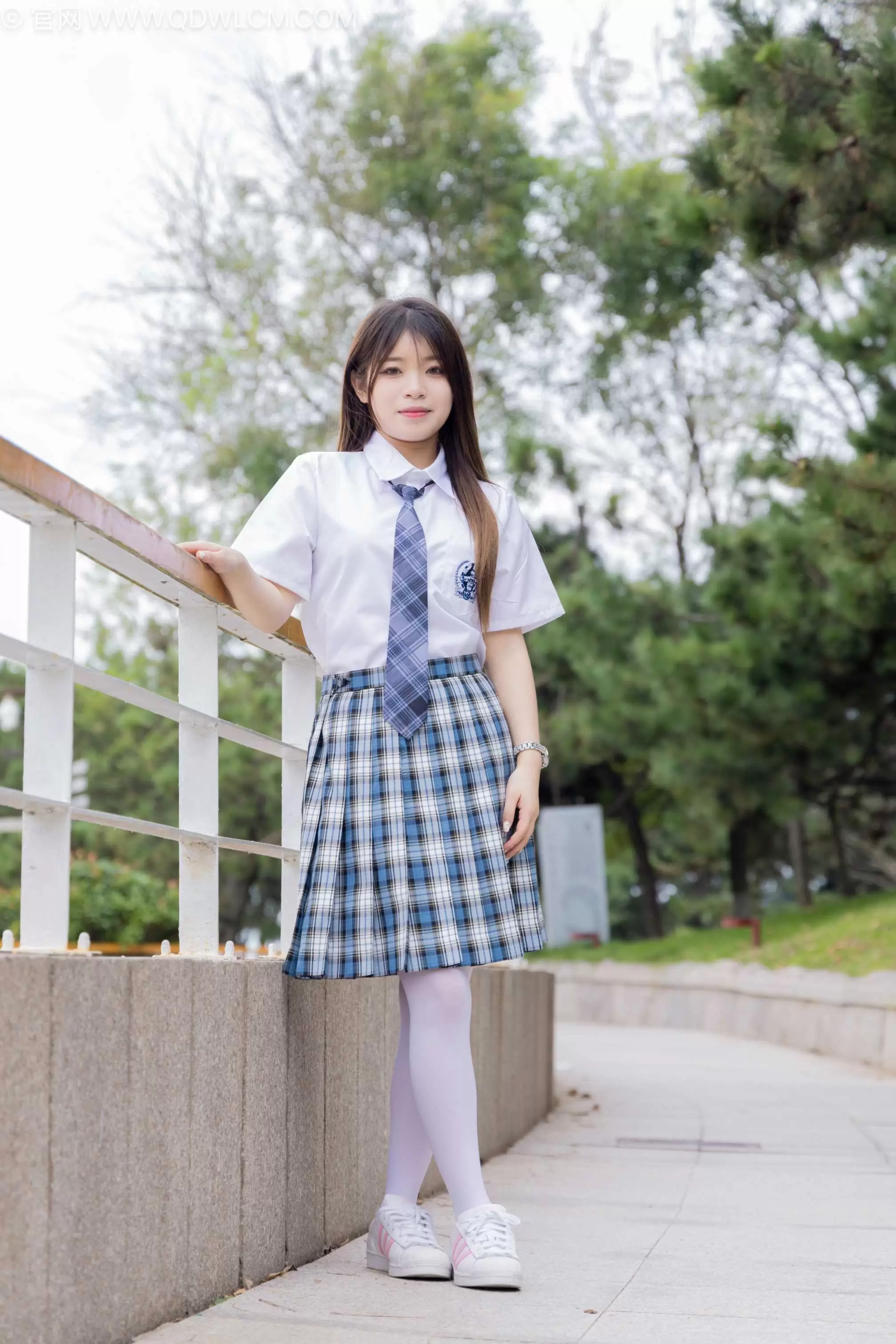 物恋传媒 NO.2242 闪闪-板鞋、户外草地公园沙滩脱鞋丝袜走路剧情（脏袜子）[155P-1V-7.74G] - 秀人网免费无水印在线套图写真