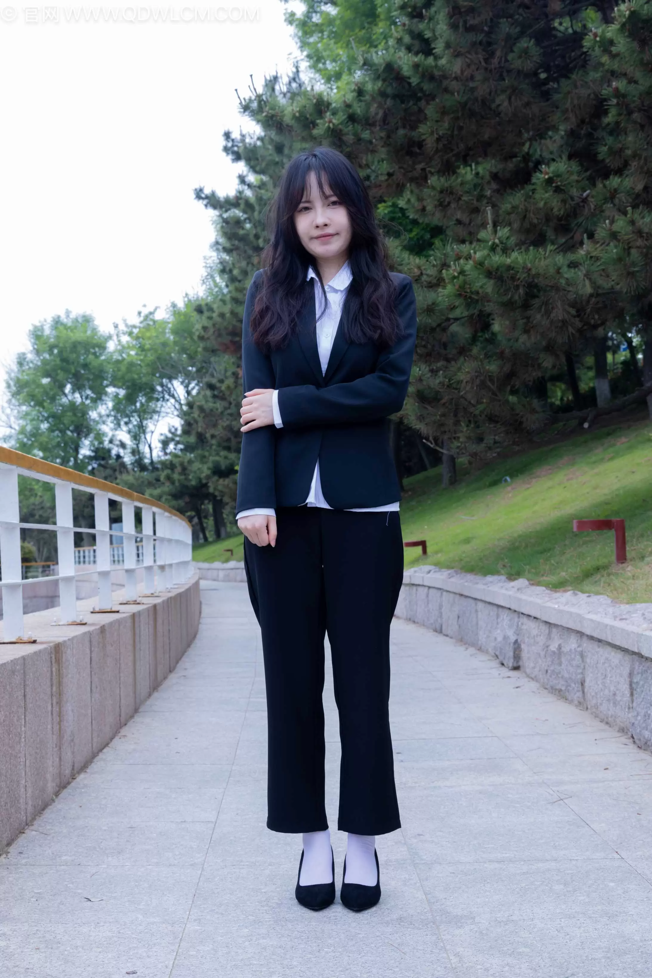 物恋传媒 NO.2238 小酒-高跟鞋、短白丝、ol制服户外[230P-1V-6.94G] - 秀人网免费无水印在线套图写真