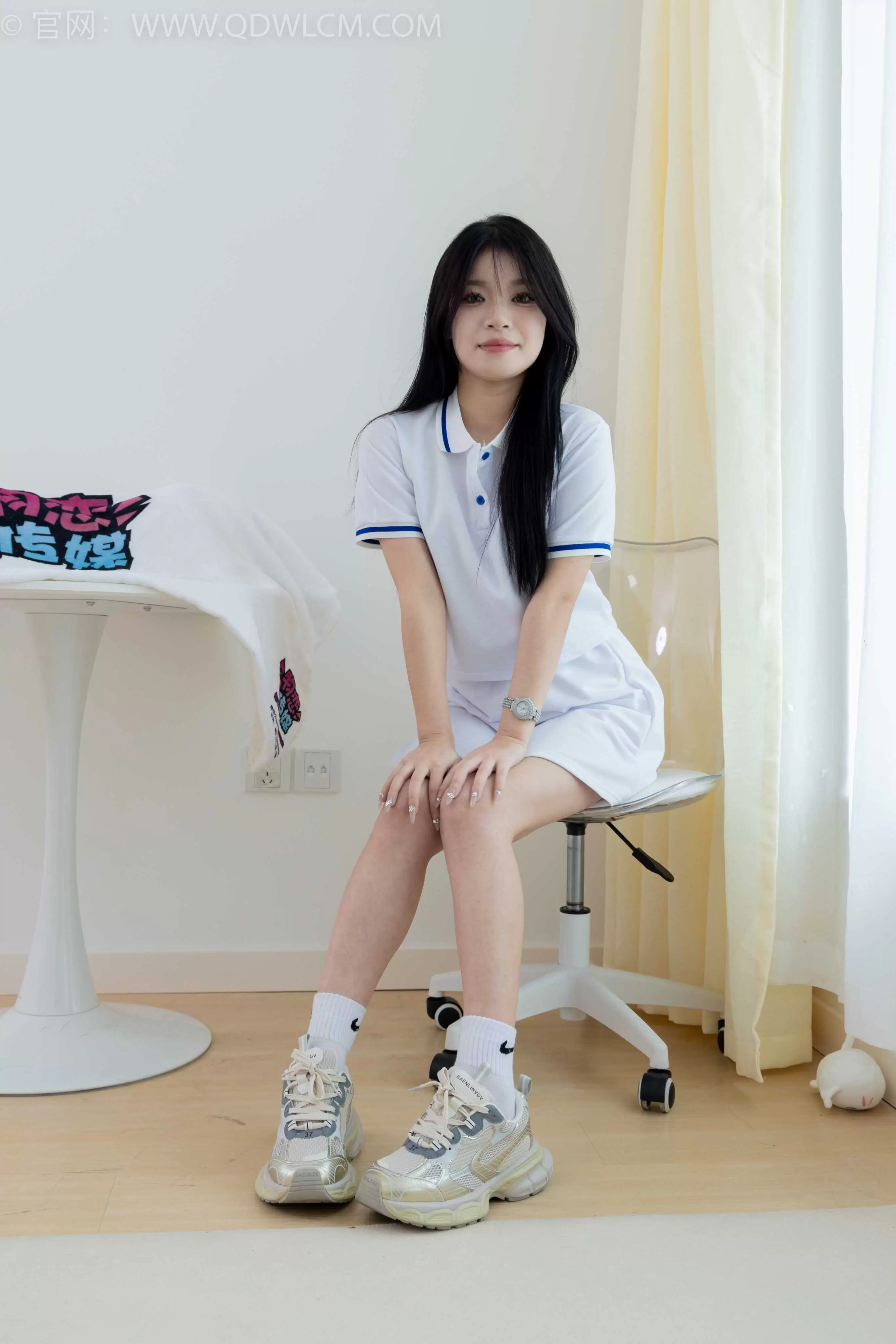 物恋传媒 NO.1888 闪闪-风禾尽起 [160P-1V-3.73G] - 秀人网免费无水印在线套图写真