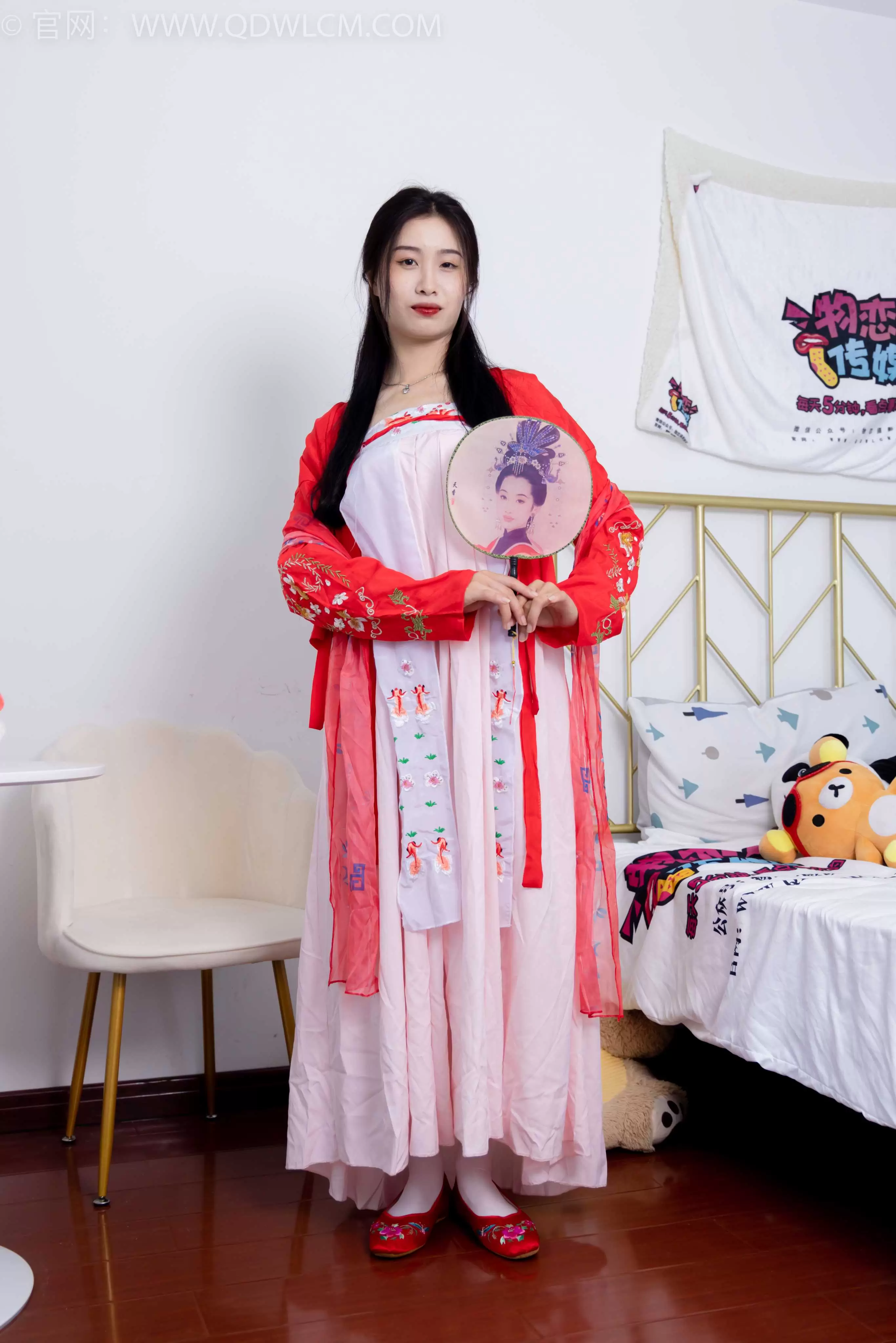 物恋传媒 NO.1872 绒绒-红衣飘飘 [180P-1V-3.84G] - 秀人网免费无水印在线套图写真