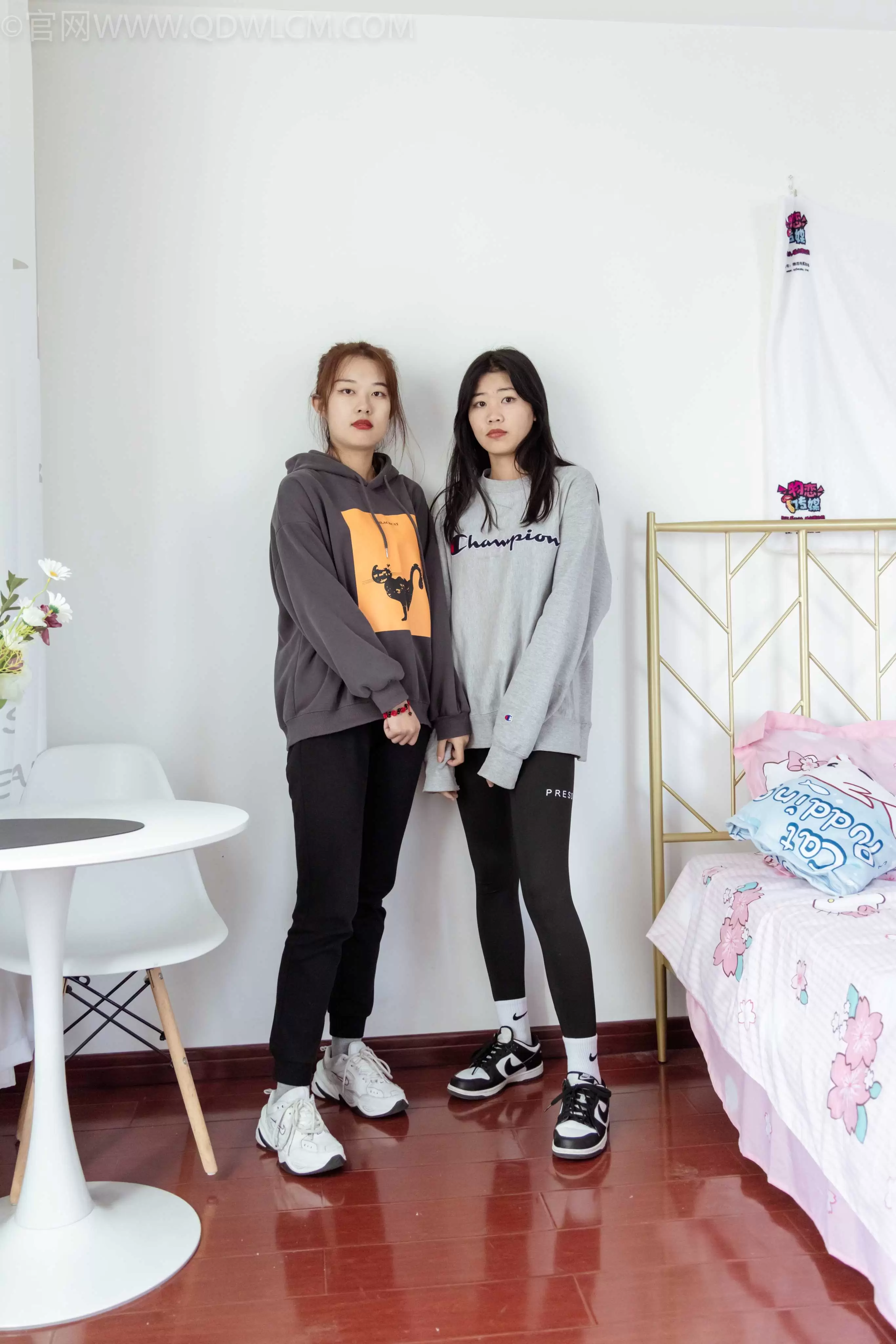 物恋传媒 NO.1021 闺蜜-AJ板鞋、棉袜、脚尖透明款、 [151P+1V／4.88GB] - 秀人网免费无水印在线套图写真