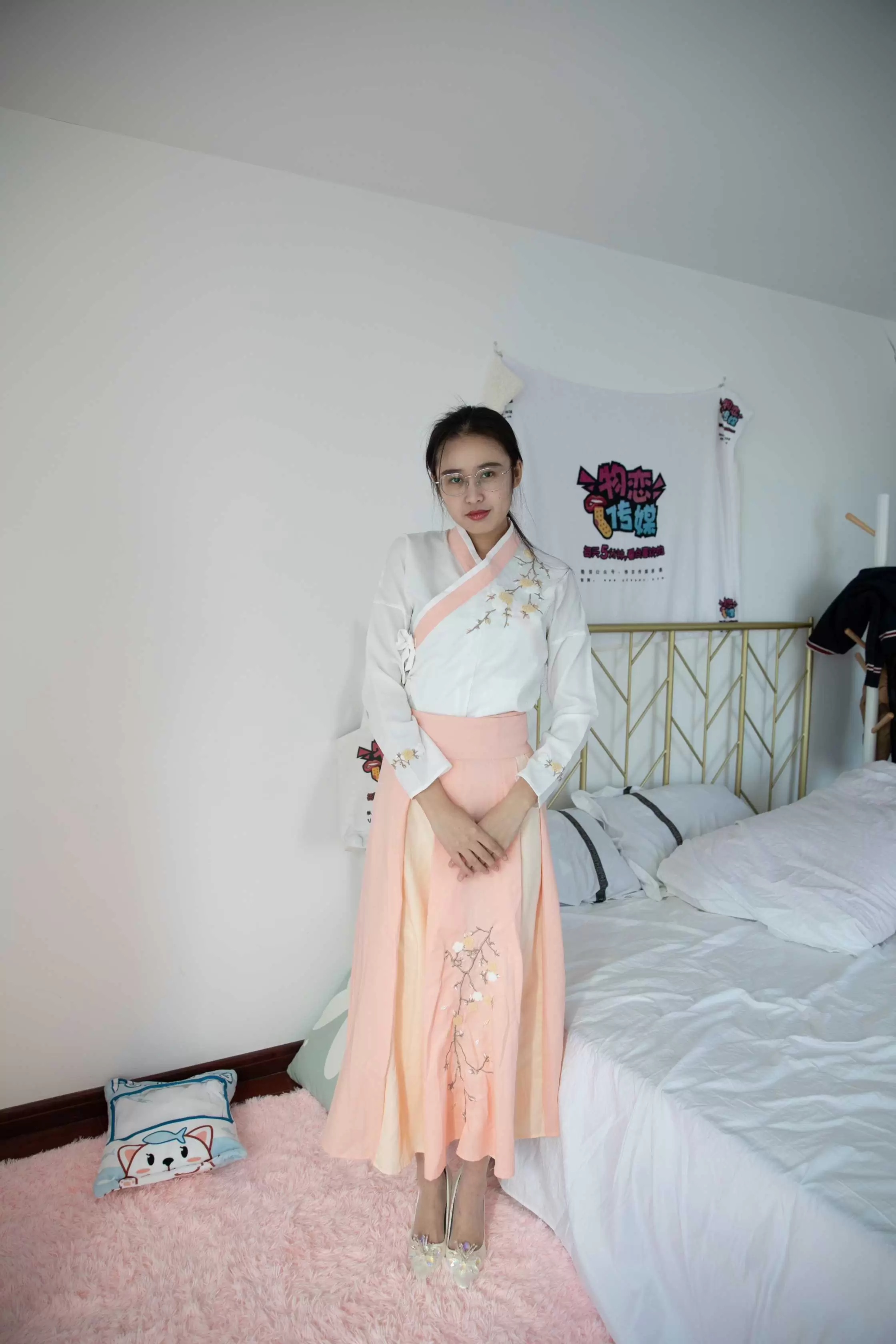 物恋传媒 NO.891 菲菲-风里的云 [142P+1V／4.65GB] - 秀人网免费无水印在线套图写真