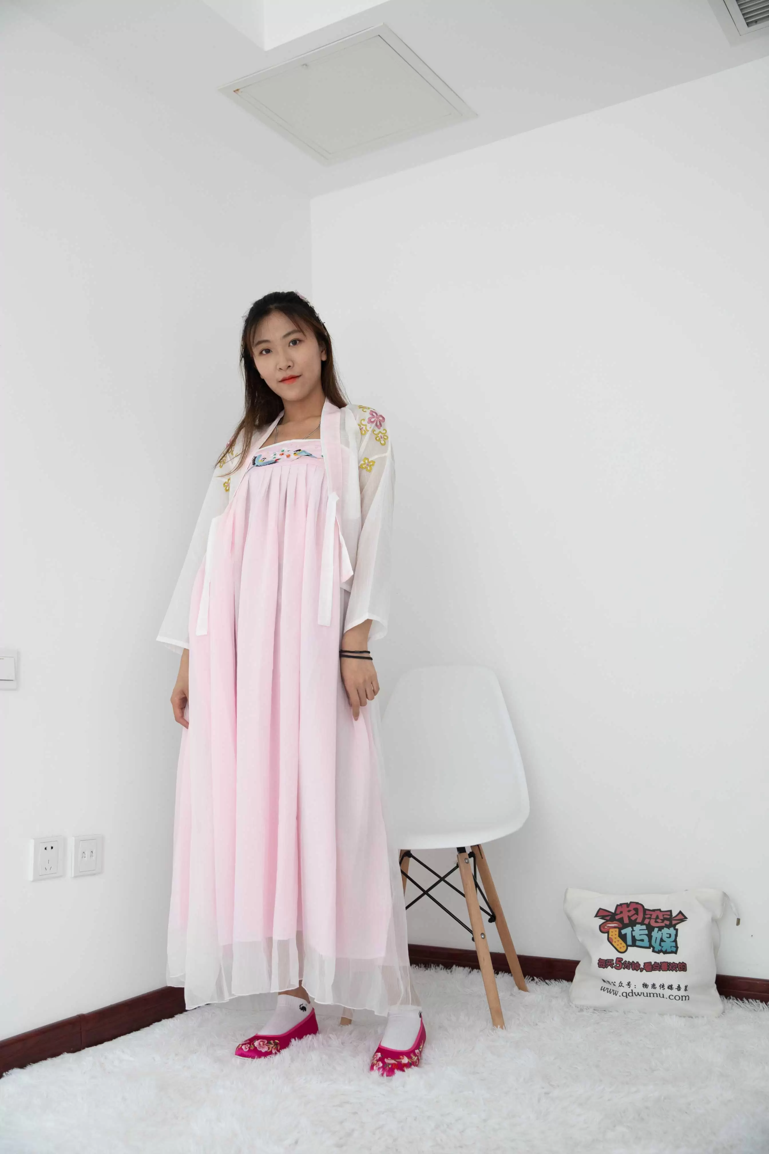 物恋传媒 No.455 elise-梧桐锁清秋 [188P+1V5.57G] - 秀人网免费无水印在线套图写真