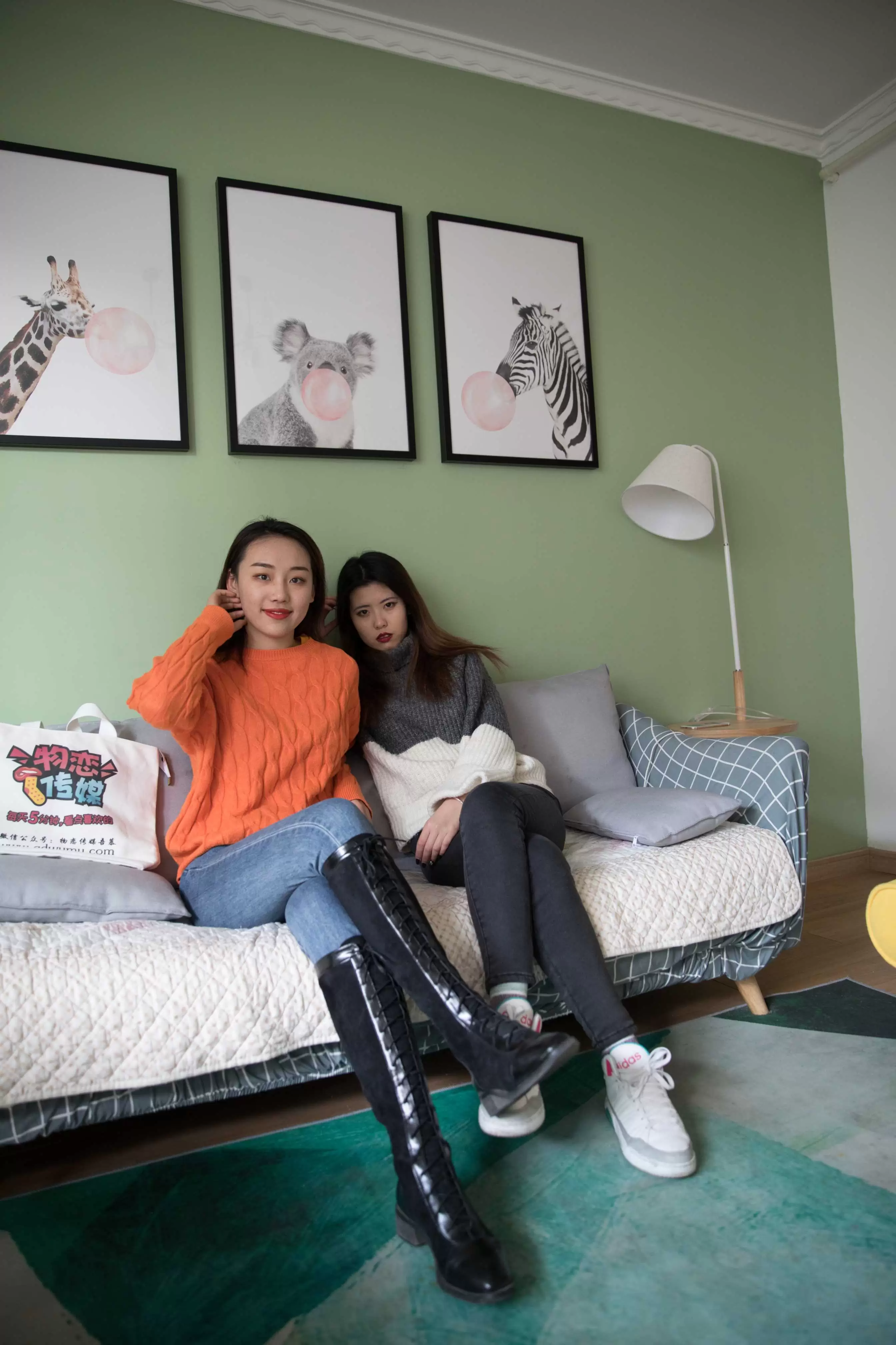 物恋传媒 No.328 闺蜜-甜美双子星 [185P+1V4.63G] - 秀人网免费无水印在线套图写真