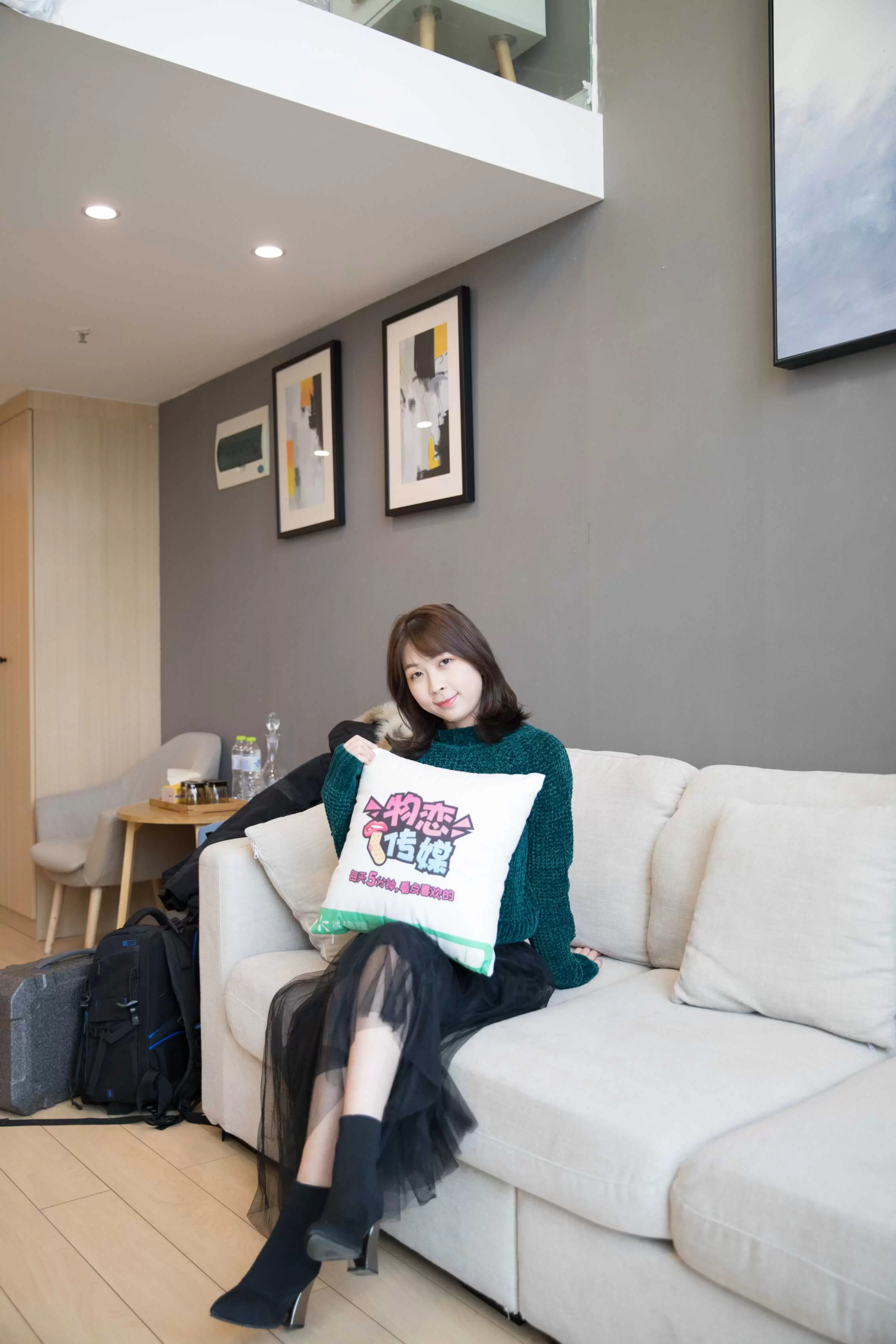 物恋传媒 No.127 米莱-温暖的，毛衣纱裙袜子靴 [162P+1V2.97GB] - 秀人网免费无水印在线套图写真