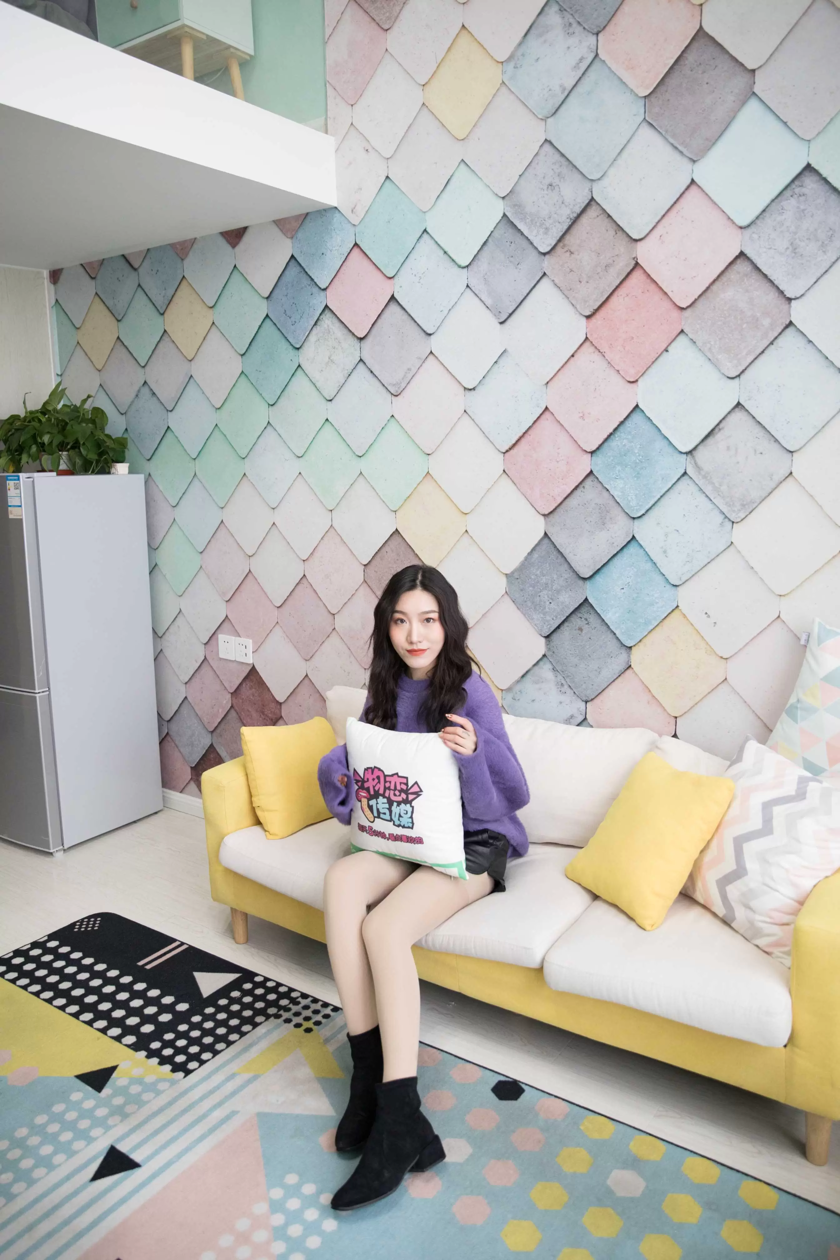 物恋传媒 No.103 语梦-她和她的七彩梦境 [159P+1V3.09GB] - 秀人网免费无水印在线套图写真