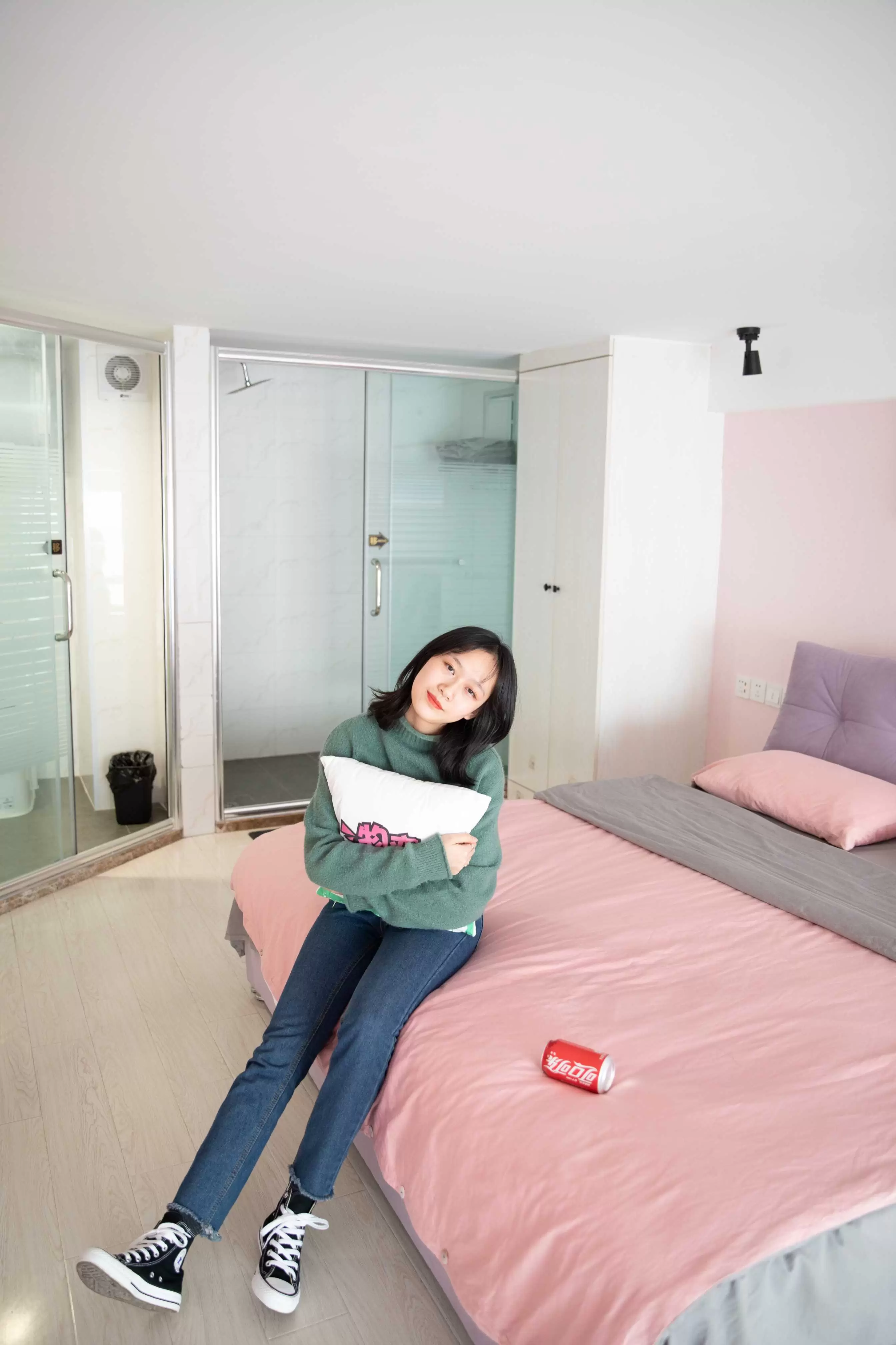 物恋传媒 No.093 落落-喂，放学以后学校对面奶茶店等你 [180P+1V2.36GB] - 秀人网免费无水印在线套图写真