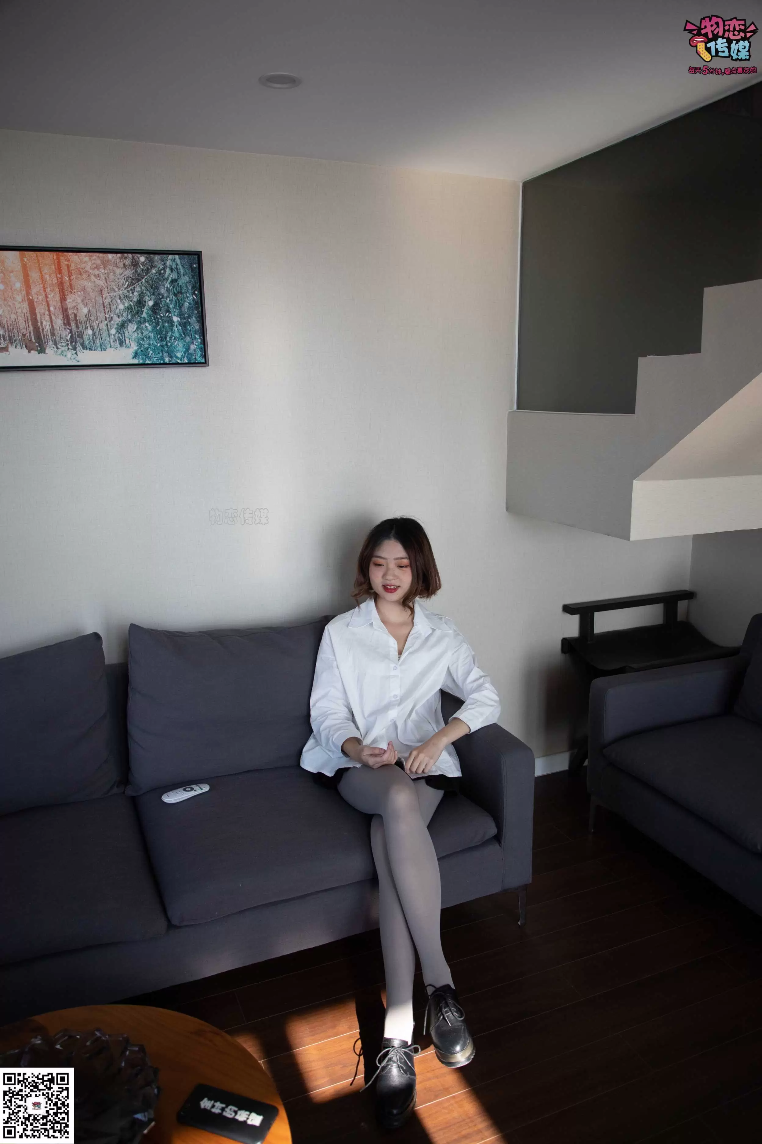 物恋传媒 No.076 维维-沙发、可爱、灰丝与小皮鞋 [99P+1V810MB] - 秀人网免费无水印在线套图写真