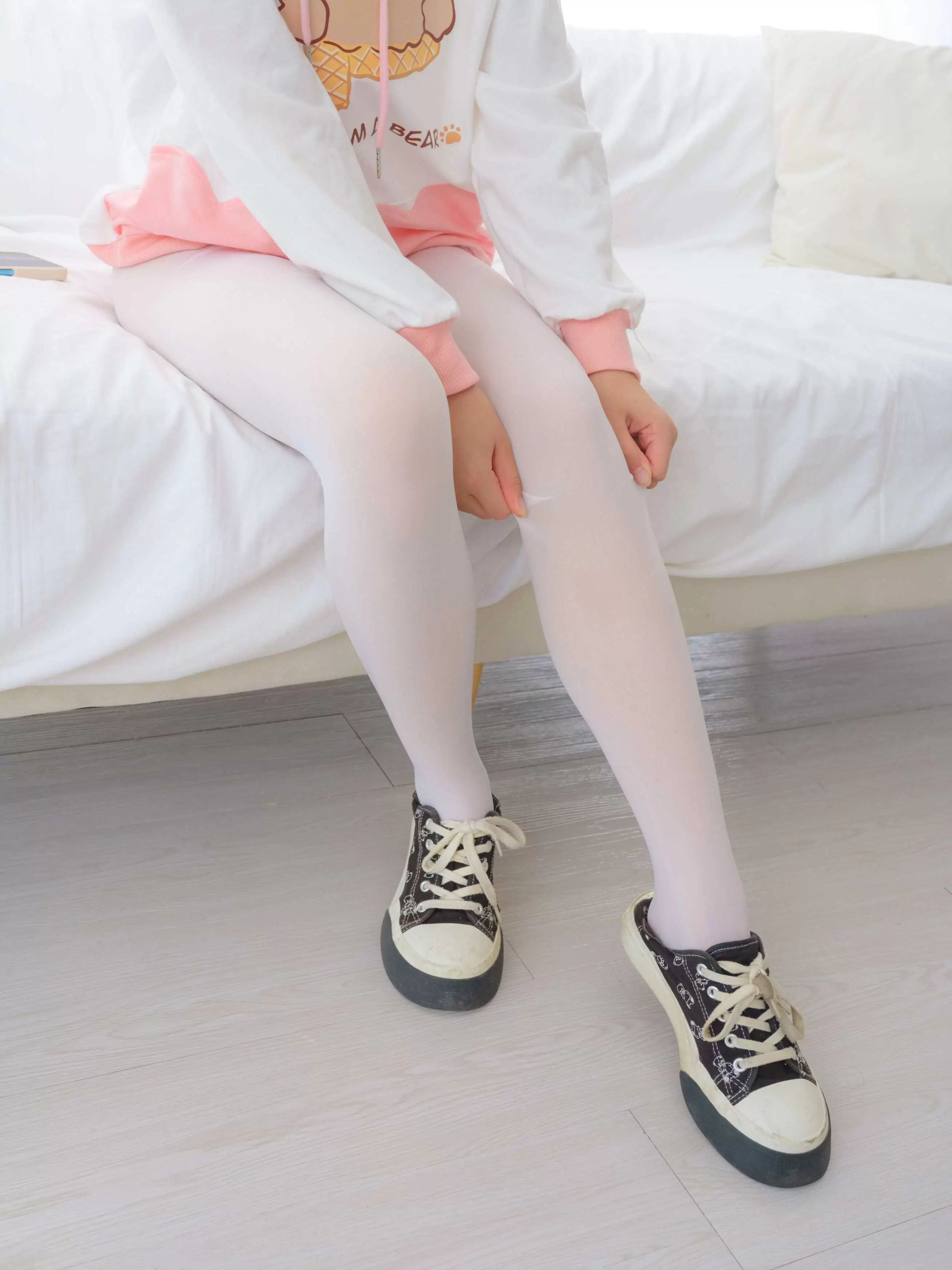 雨云-02E4K[144P+1V／8.71GB] - 秀人网免费无水印在线套图写真