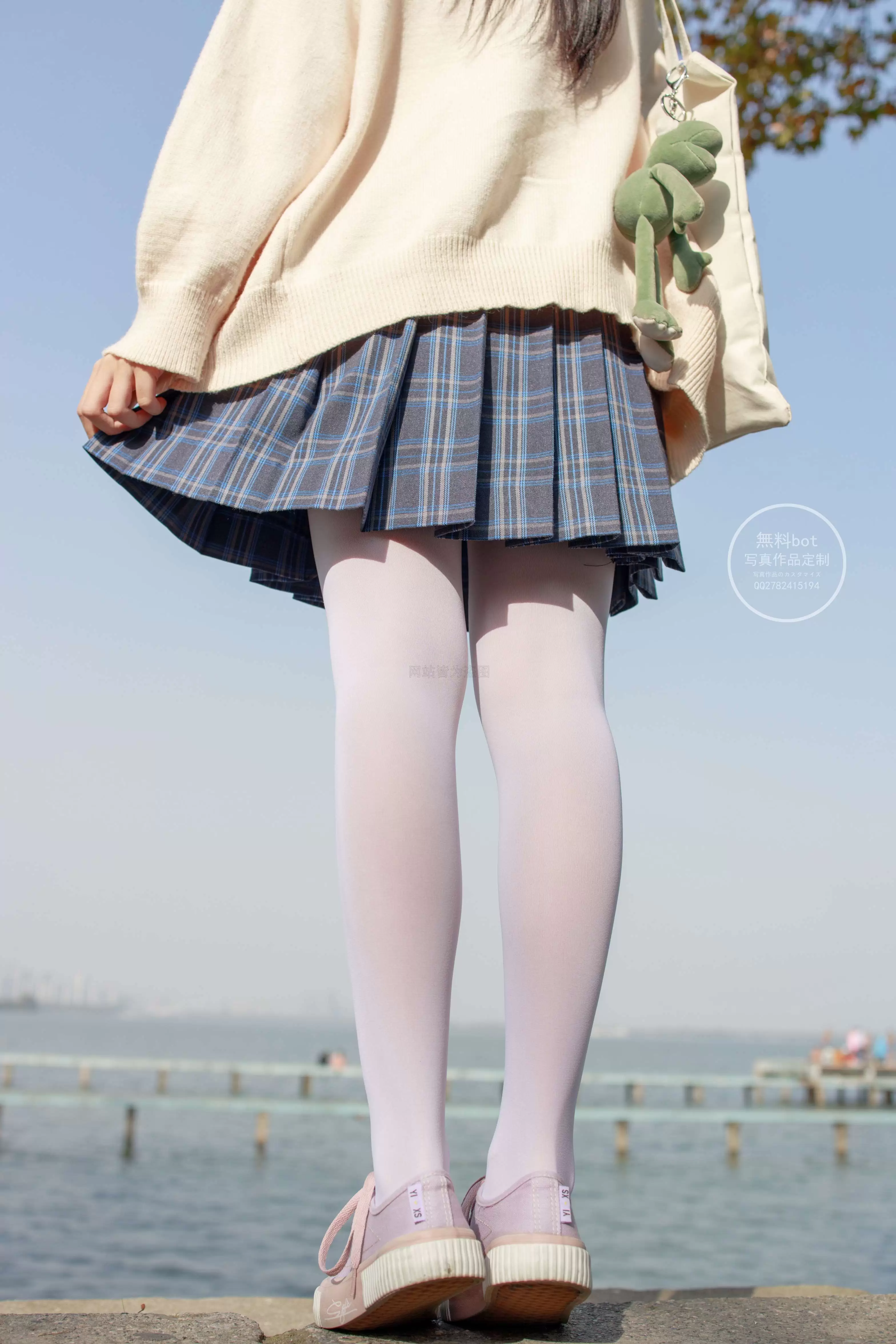 有料 NO.004 依依 湖边JK白丝 [76P／984MB] - 秀人网免费无水印在线套图写真