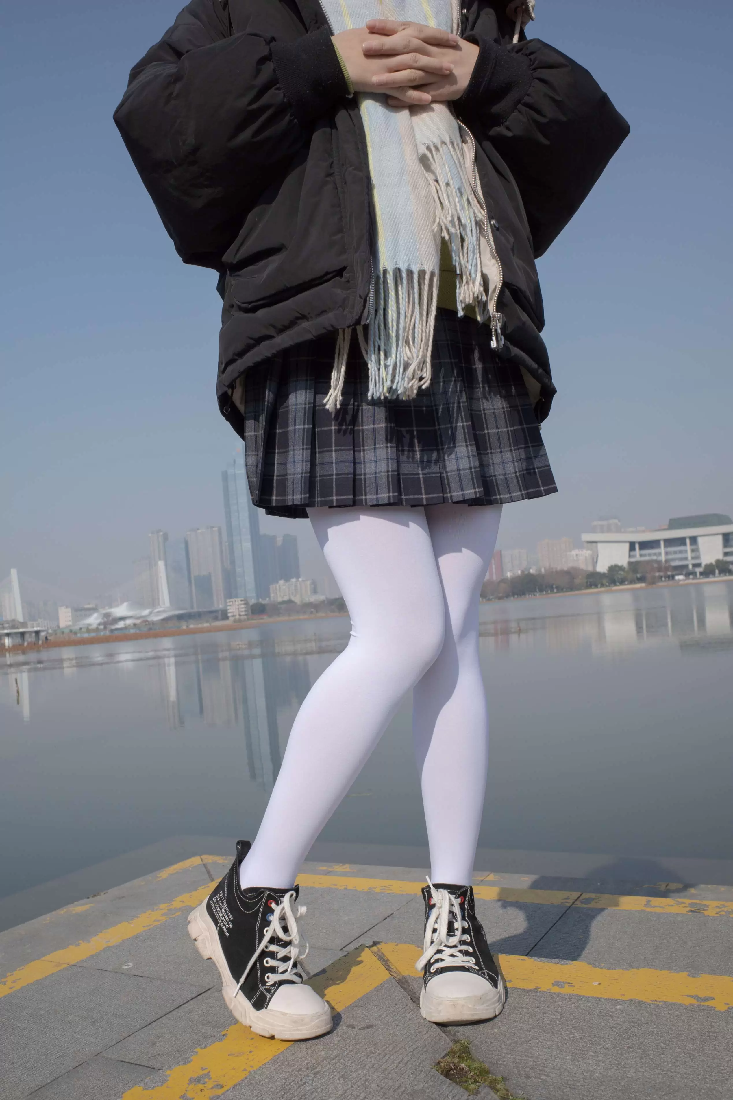 有料 NO.022 小茵 户外公园帆布鞋白丝 [84P／1.09G] - 秀人网免费无水印在线套图写真