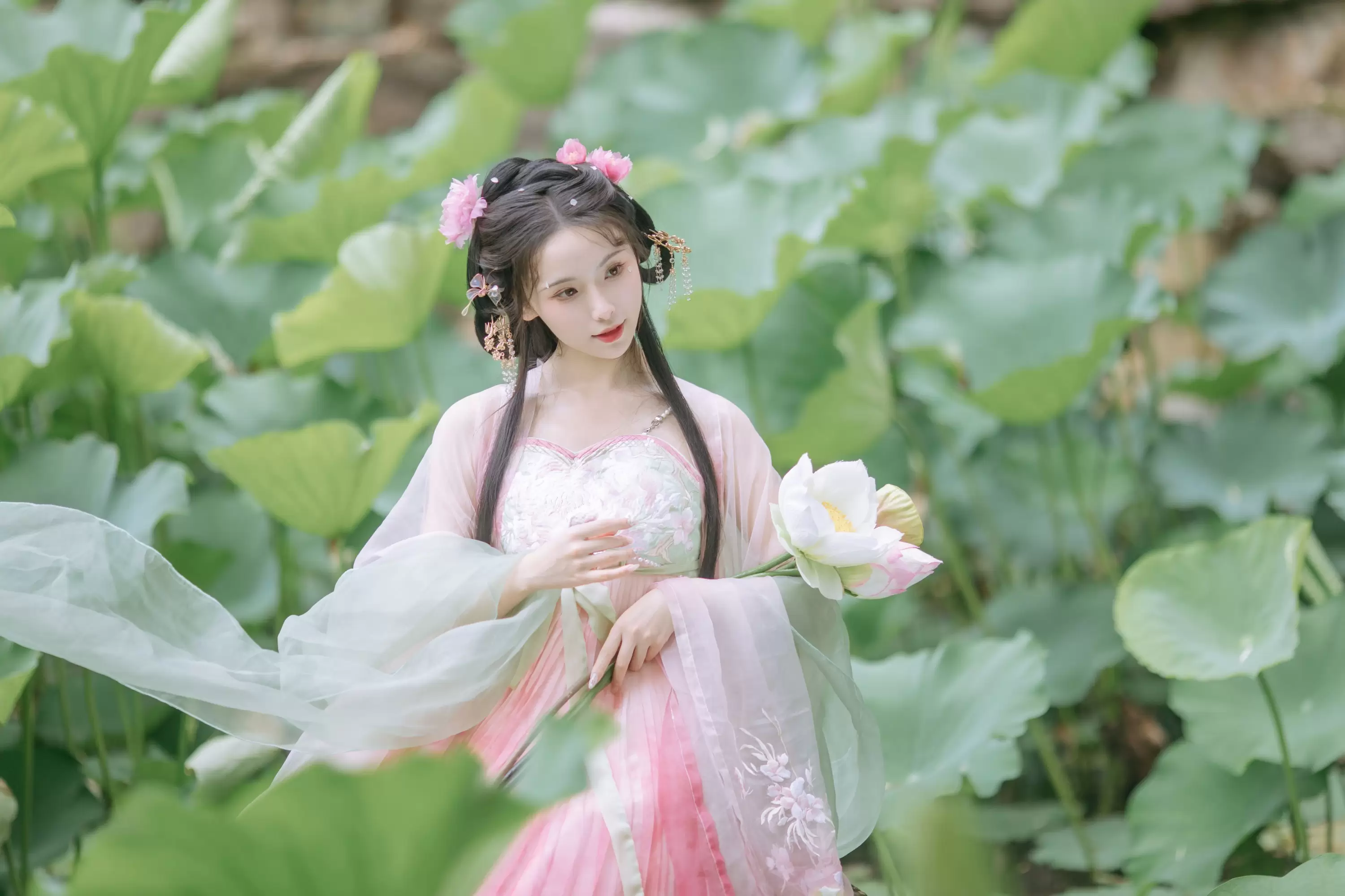 一小枝枝枝枝 – 《荷香袅袅》[18P] - 秀人网免费无水印在线套图写真