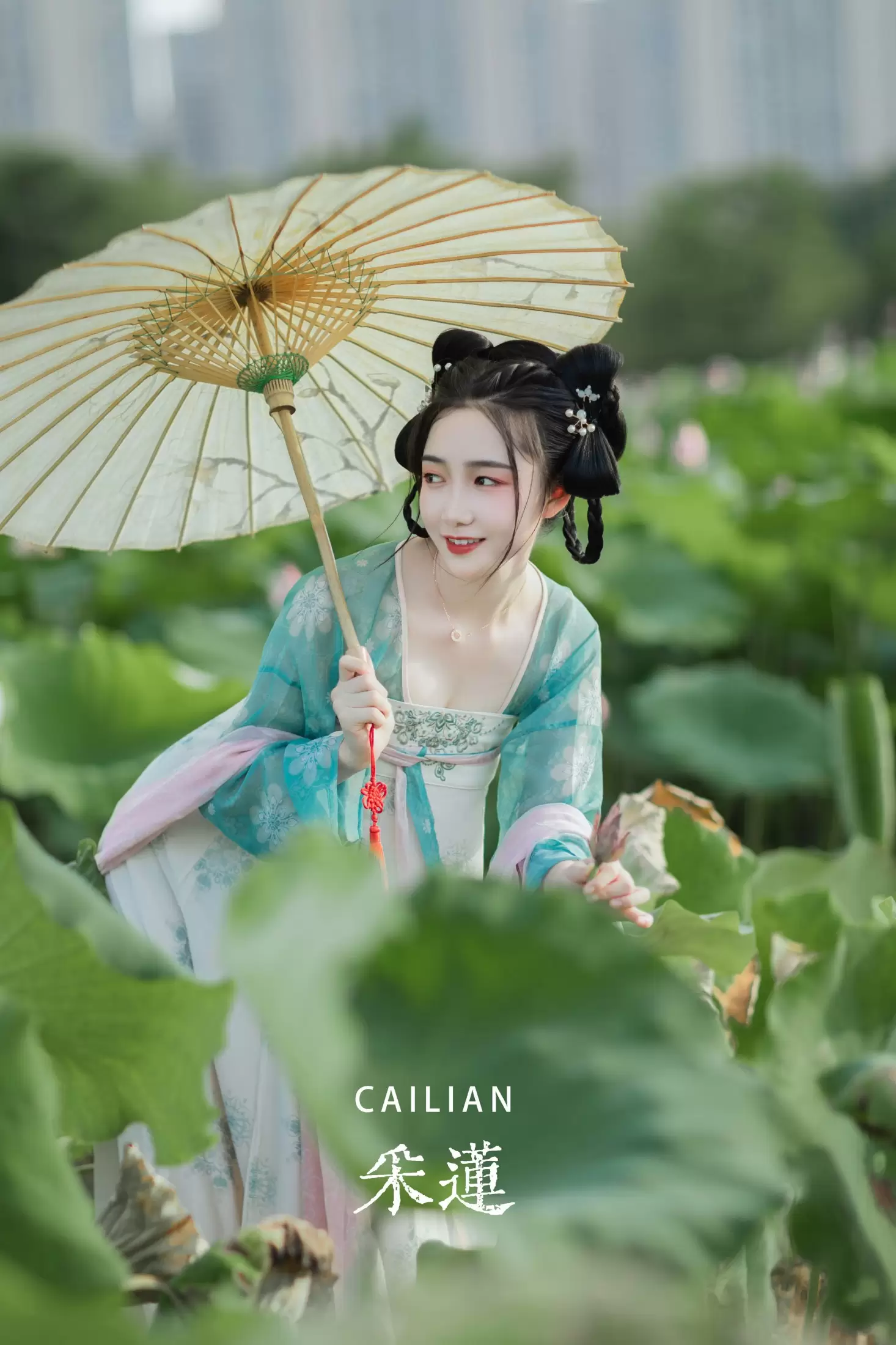 佩佩 – 《采莲》[25P] - 秀人网免费无水印在线套图写真