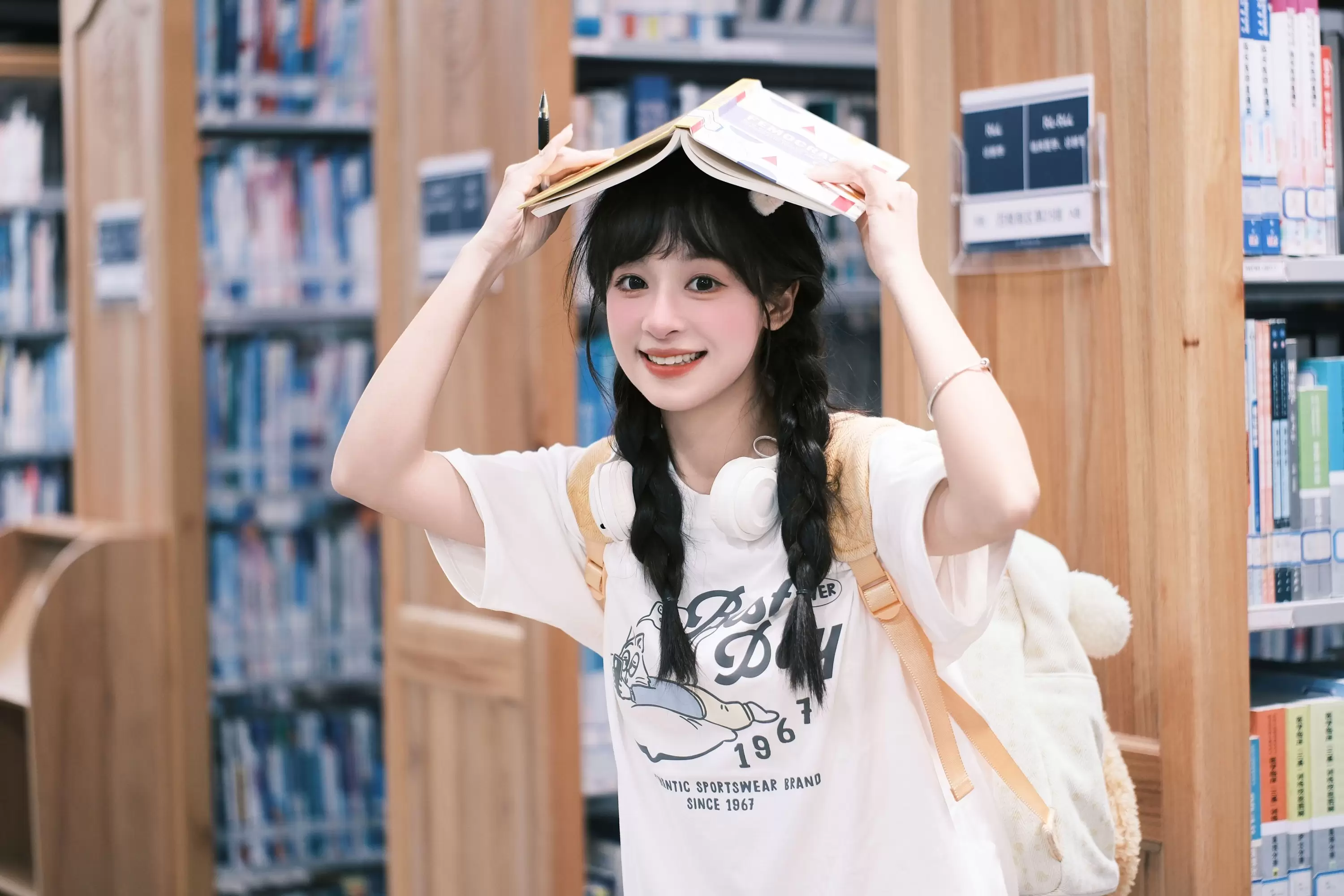 夏芋小年 – 《图书馆女孩》[27P] - 秀人网免费无水印在线套图写真