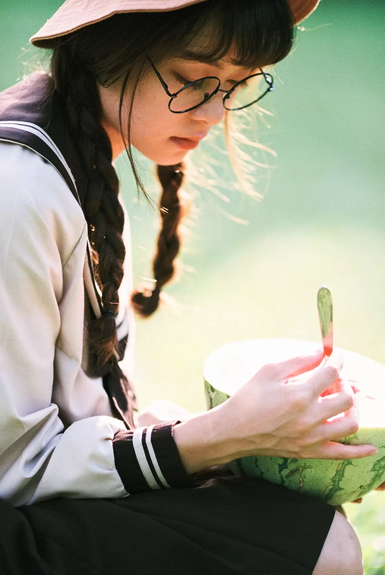 秋歌 – 《西瓜与少女》[14P] - 秀人网免费无水印在线套图写真