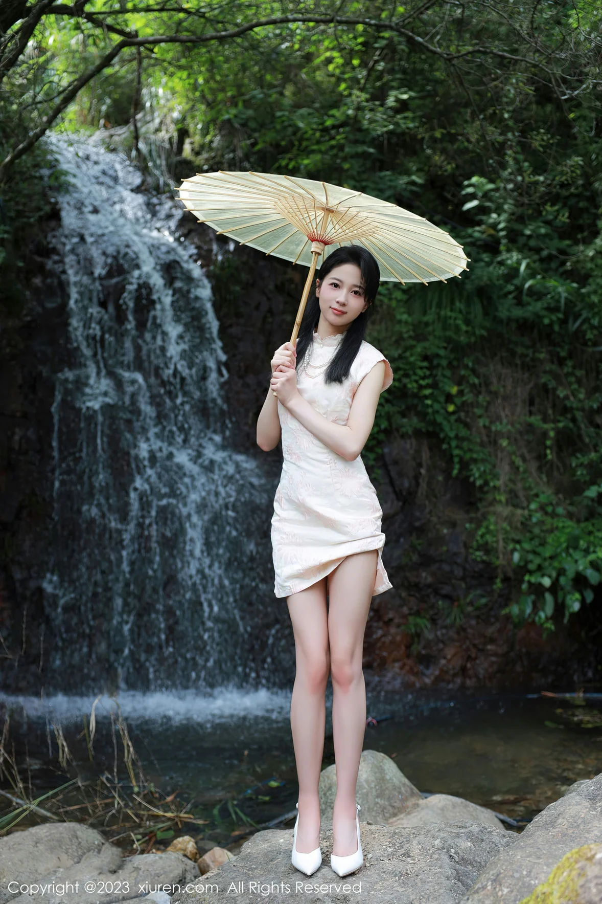 XiuRen 秀人 No.7234 糖豆sisi 户外溪边白色旗袍服饰 [61P] - 秀人网免费无水印在线套图写真