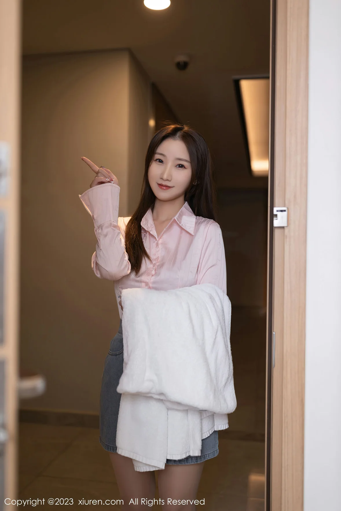 XiuRen 秀人 No.6832 主题“向邻居借水” 杏子Yada 性感写真 [80P] - 秀人网免费无水印在线套图写真