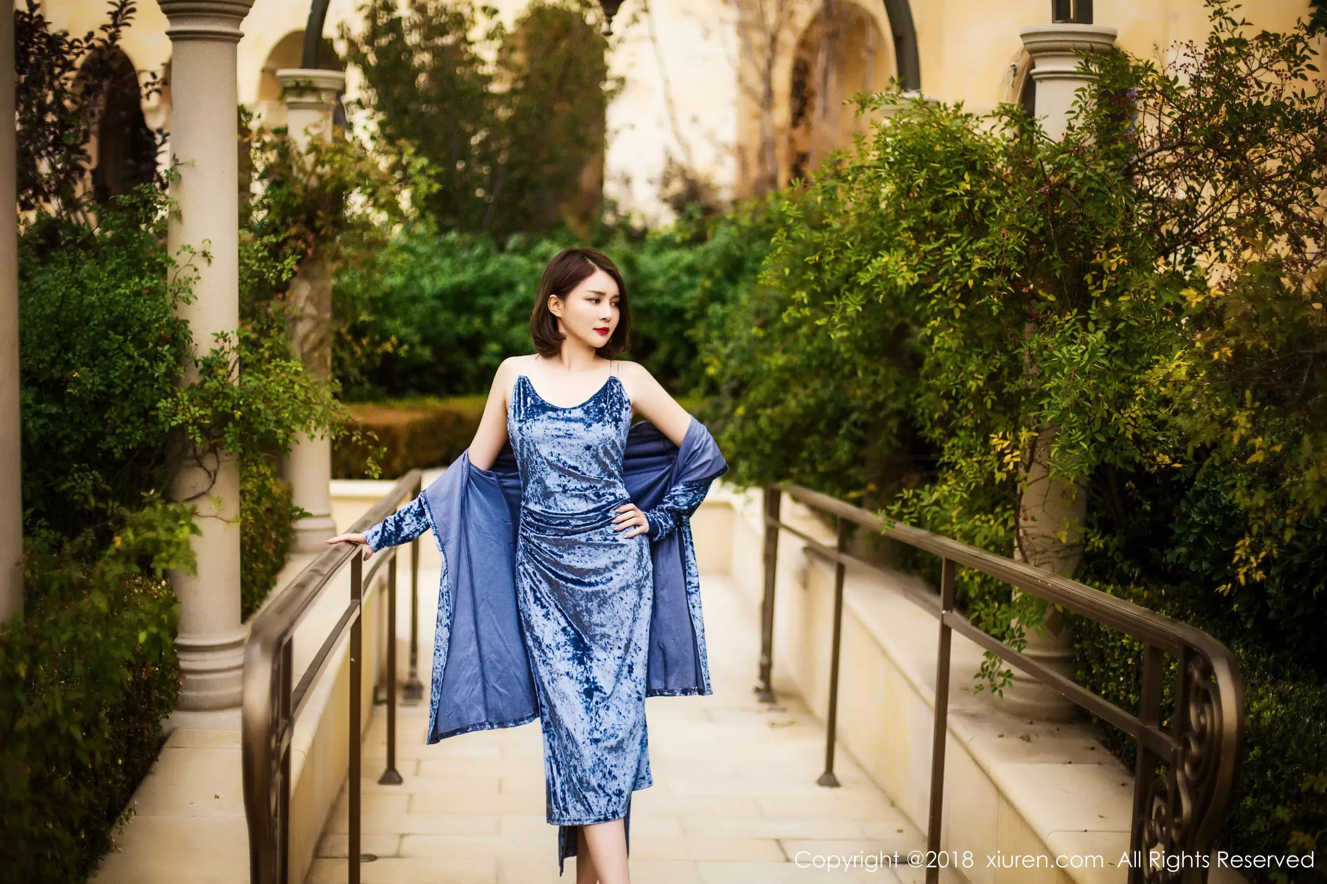 女神@廿十《长裙街拍+内衣+浴袍》 秀人 No.935 - 秀人网免费无水印在线套图写真