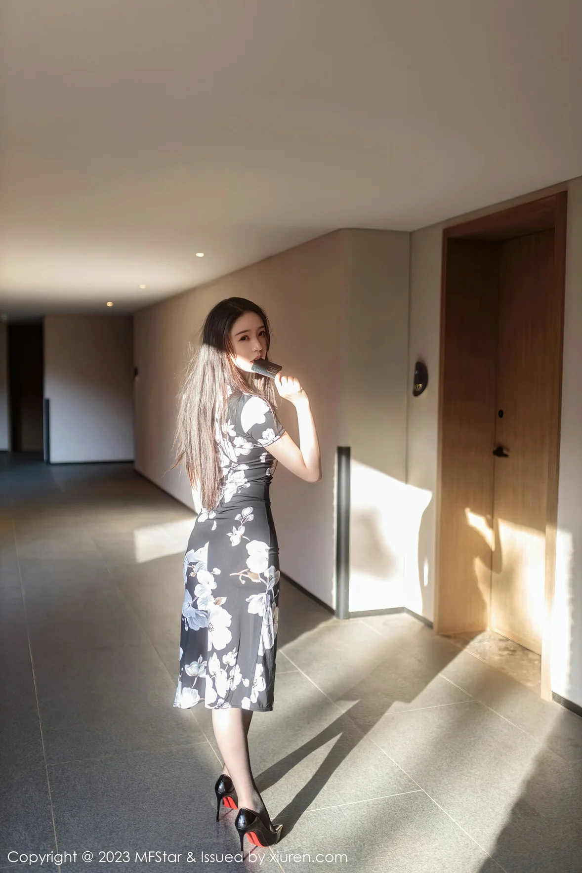 模范学院 Vol.630 小波多 黑色带图案旗袍性感写真 [55P] - 秀人网免费无水印在线套图写真