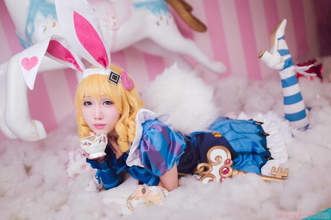 旗袍确实不错但是我怎么感觉这个小哥哥笑的好恐怖！