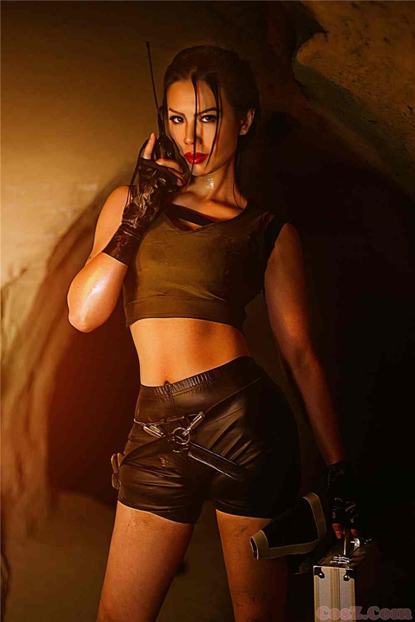 旗袍确实不错但是我怎么感觉这个小哥哥笑的好恐怖！