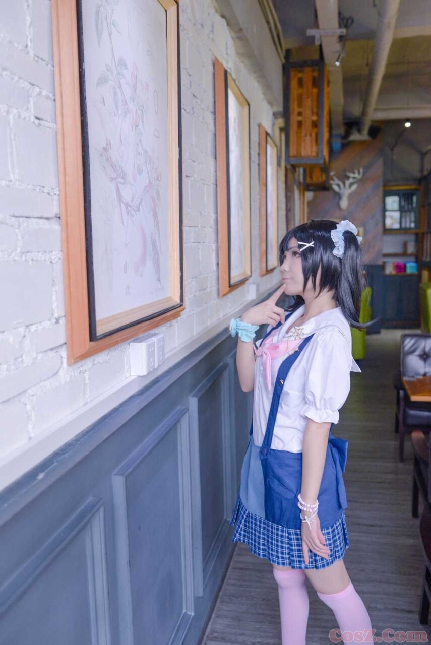 清风垂露万般媚，芙蓉暧昧并蒂娆！