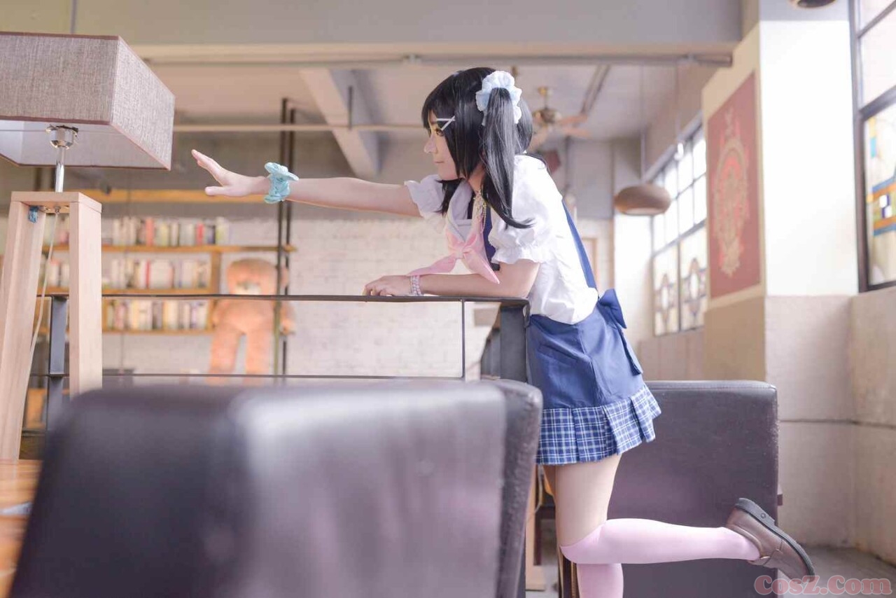 清风垂露万般媚，芙蓉暧昧并蒂娆！