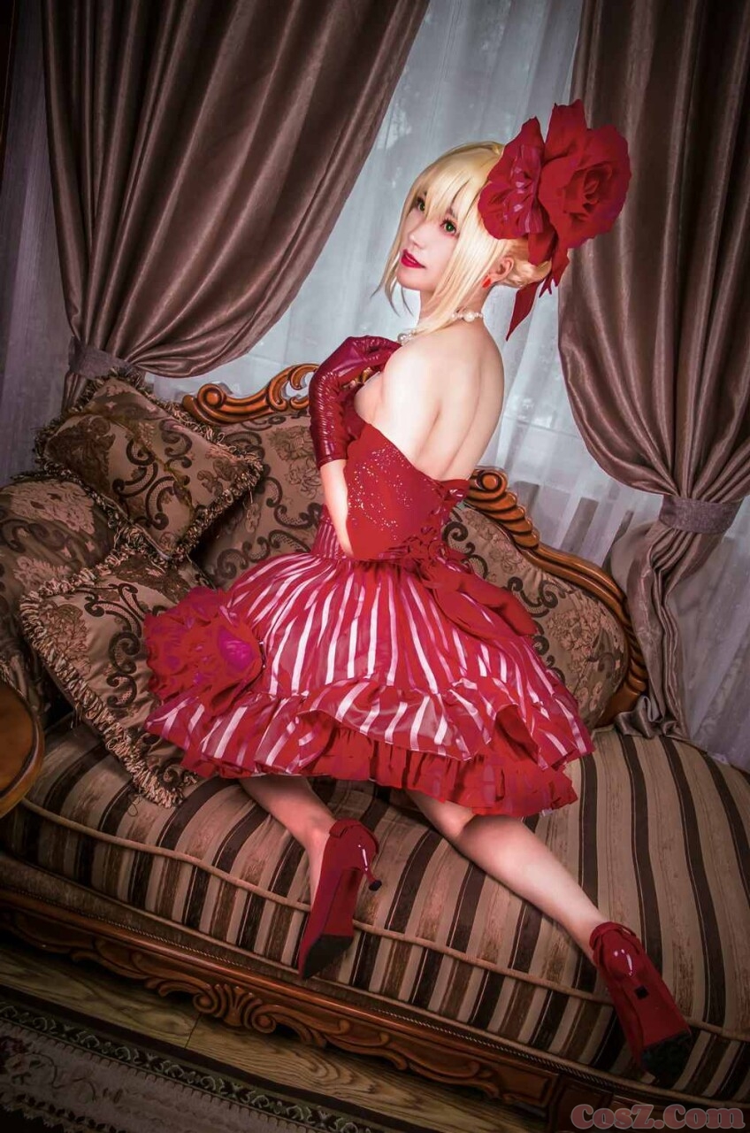 桃花岛岛主黄蓉打狗棒居然是玉的为什么还有一杯泡面！