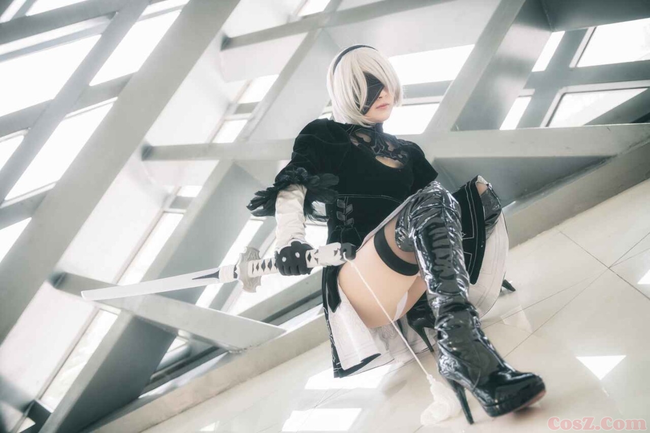 旗袍确实不错但是我怎么感觉这个小哥哥笑的好恐怖！