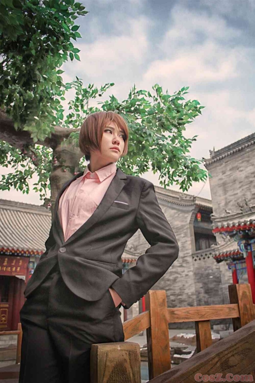 旗袍确实不错但是我怎么感觉这个小哥哥笑的好恐怖！